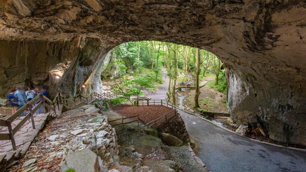 Imagen del interior de la cueva con varias personas bajando por las escaleras